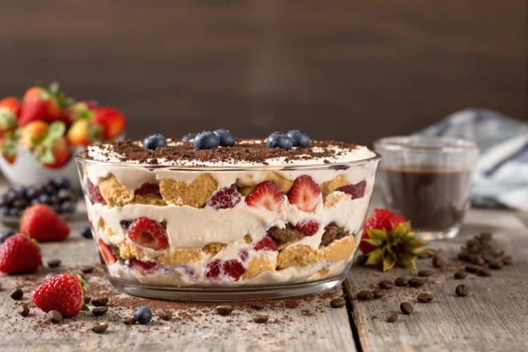 Mon tiramisu vegan au mascarpone d’avoine et fruits : bluffant et ultra gourmand.jpg