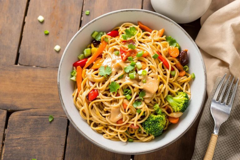« Voyage express » : mes nouilles sautées à la sauce cacahuète maison.jpg